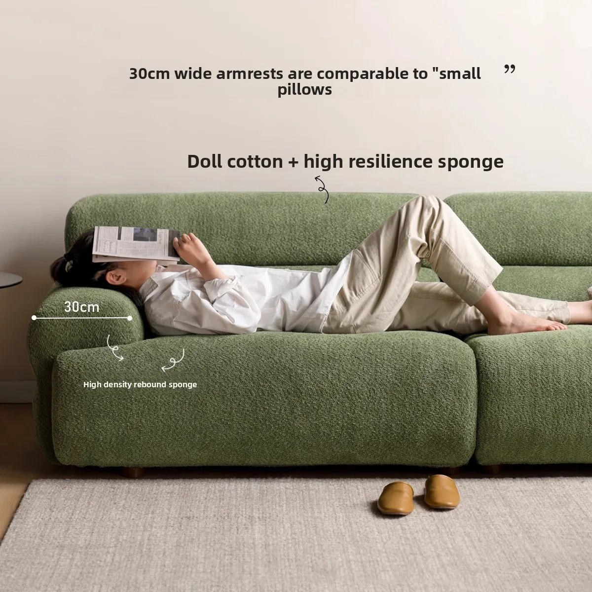 レトロなリビングルーム、小さなアパート、3人掛けストレートソファ、布製豆腐ブロック