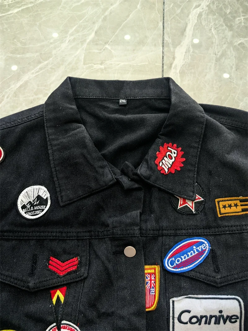 Frühling und Herbst Neue Herren-Jeansjacken mit Stickerei Y2K Trendige und Stilvolle Slim-Fit-Jeansjacke mit Abzeichen – Detail 12