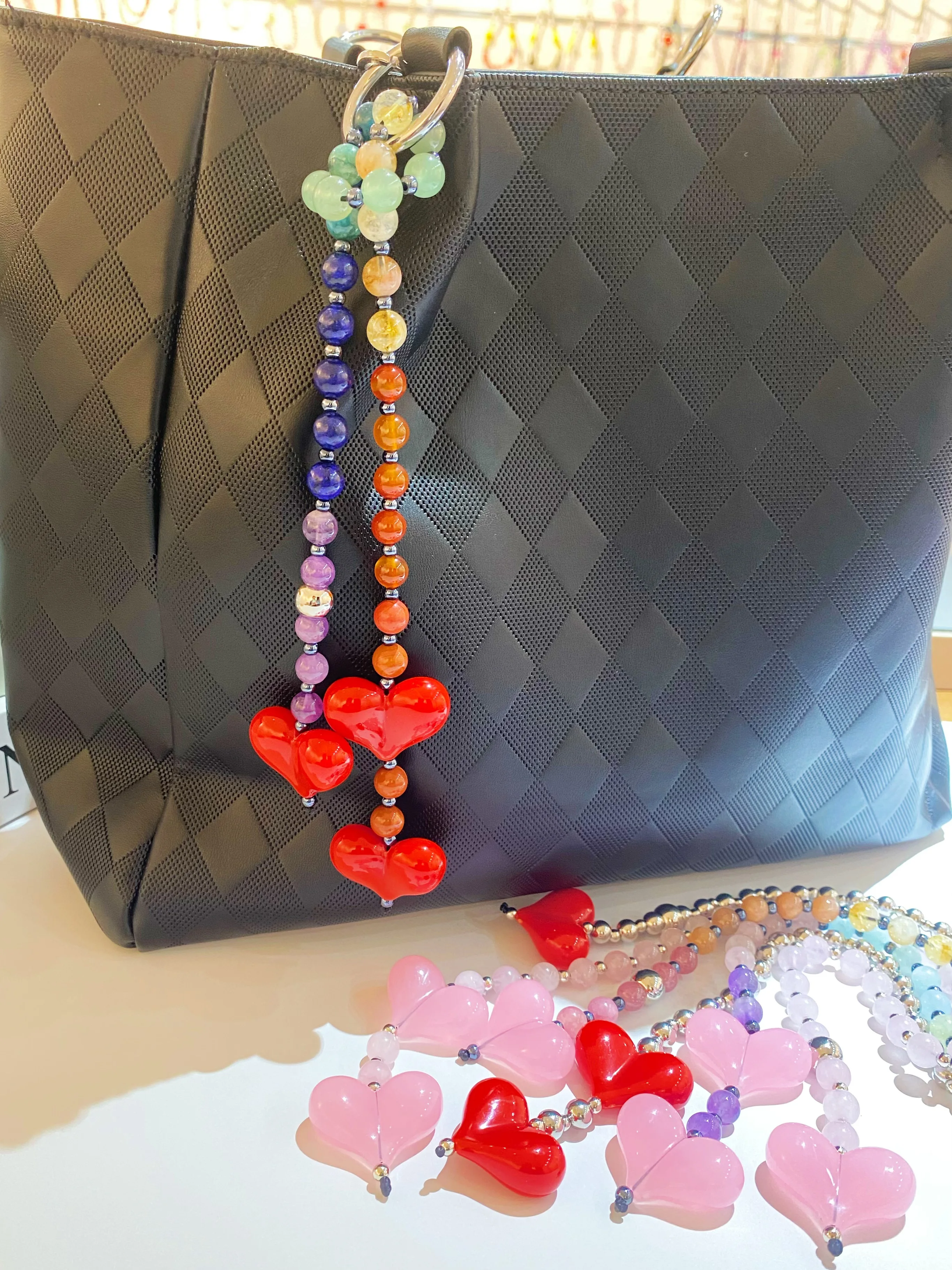 HERLOOK zawieszka do torby dla kobiet Y2K akcesoria duże czerwone torby w kształcie serca Charms kolorowe koraliki łańcuszek Fashion Lady biżuteria