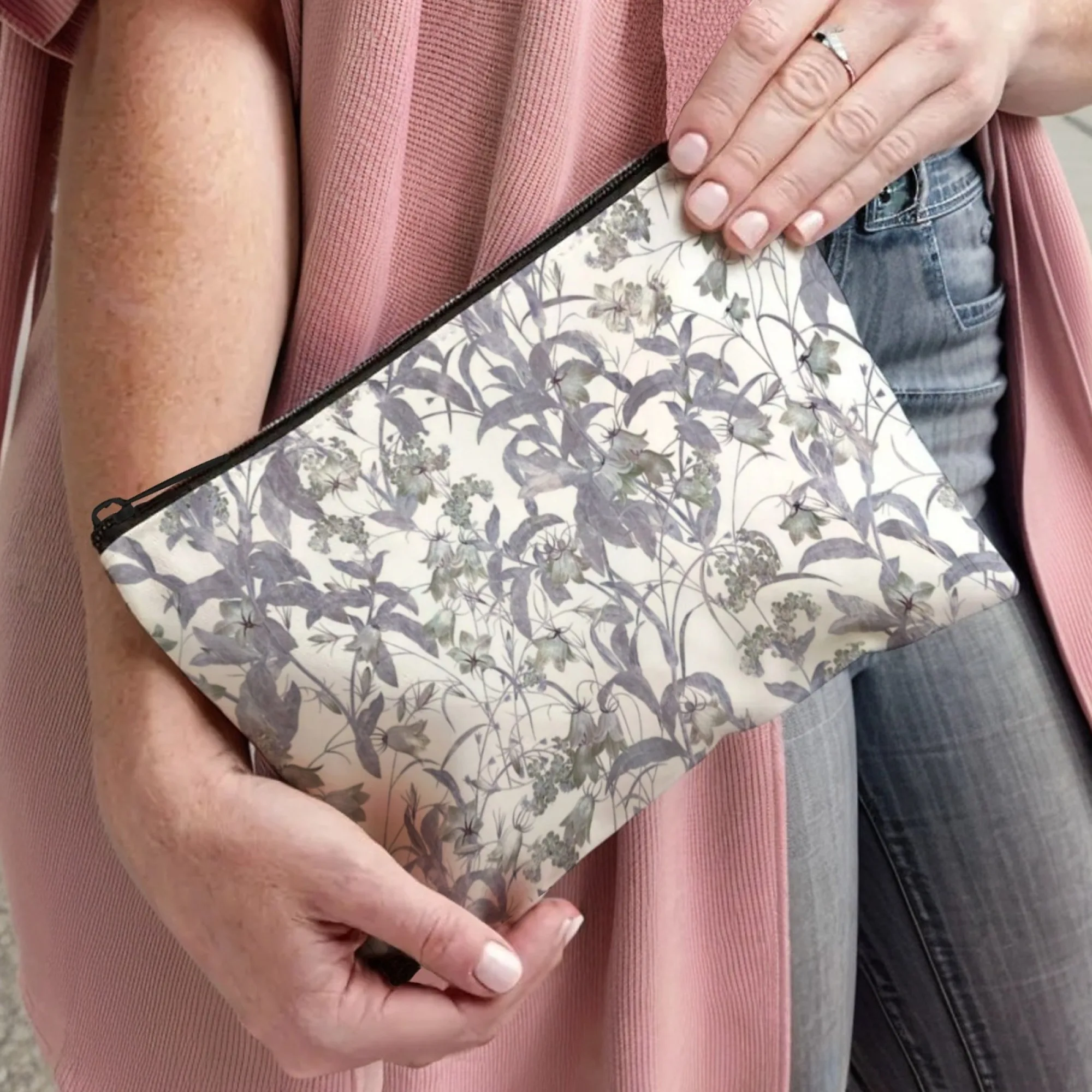 حقيبة مستحضرات التجميل الأنيقة ذات الأزهار الرجعية باللون الرمادي والأرجواني مع لهجات مطبوعة بنمط الأزهار المخملية، إحياء نعمة عتيقة في تخزين الجمال