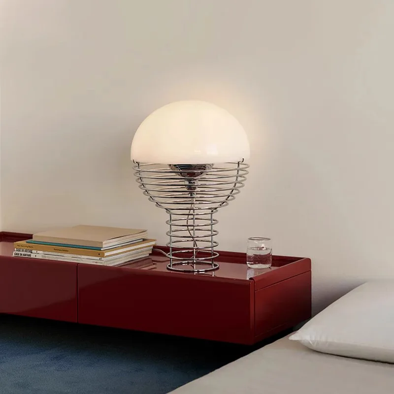 Модель отеля, прикроватная тумбочка, спальня, металлическая декоративная лампа