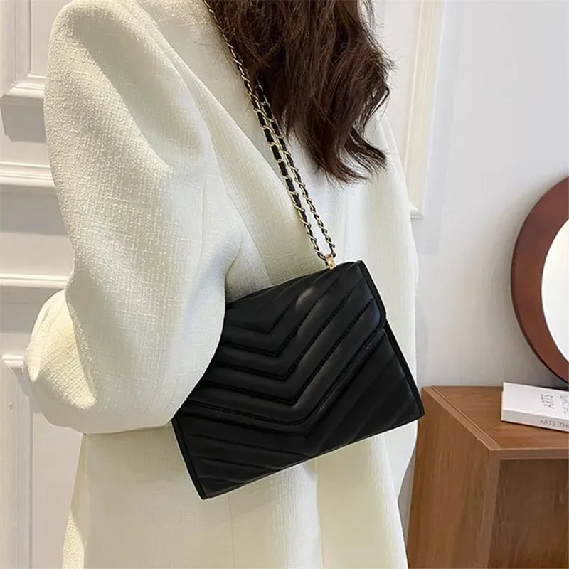 

Chic Quilted Leather Chain Bag Gold Hardware Versatile Shoulder Bag Crafted Luxury Crossbody Bags for Everyday Evening Elegance