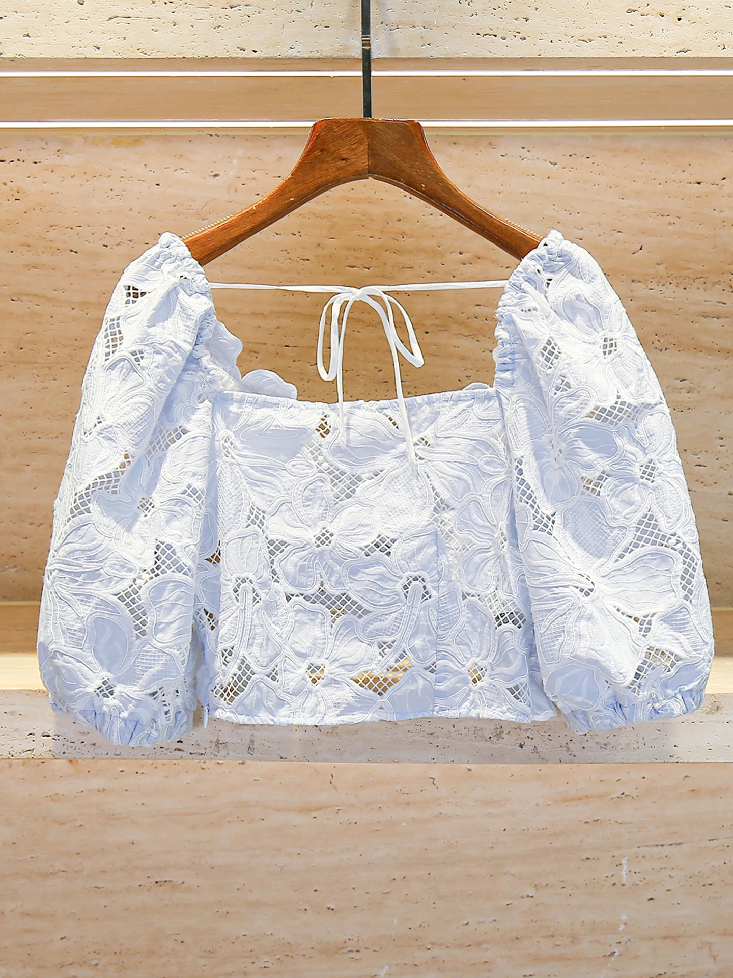 エレガントなレースバブルスリーブシャツ女性のハイウエスト通勤スタイル V ネックショート丈ピュアカラー春夏トップ