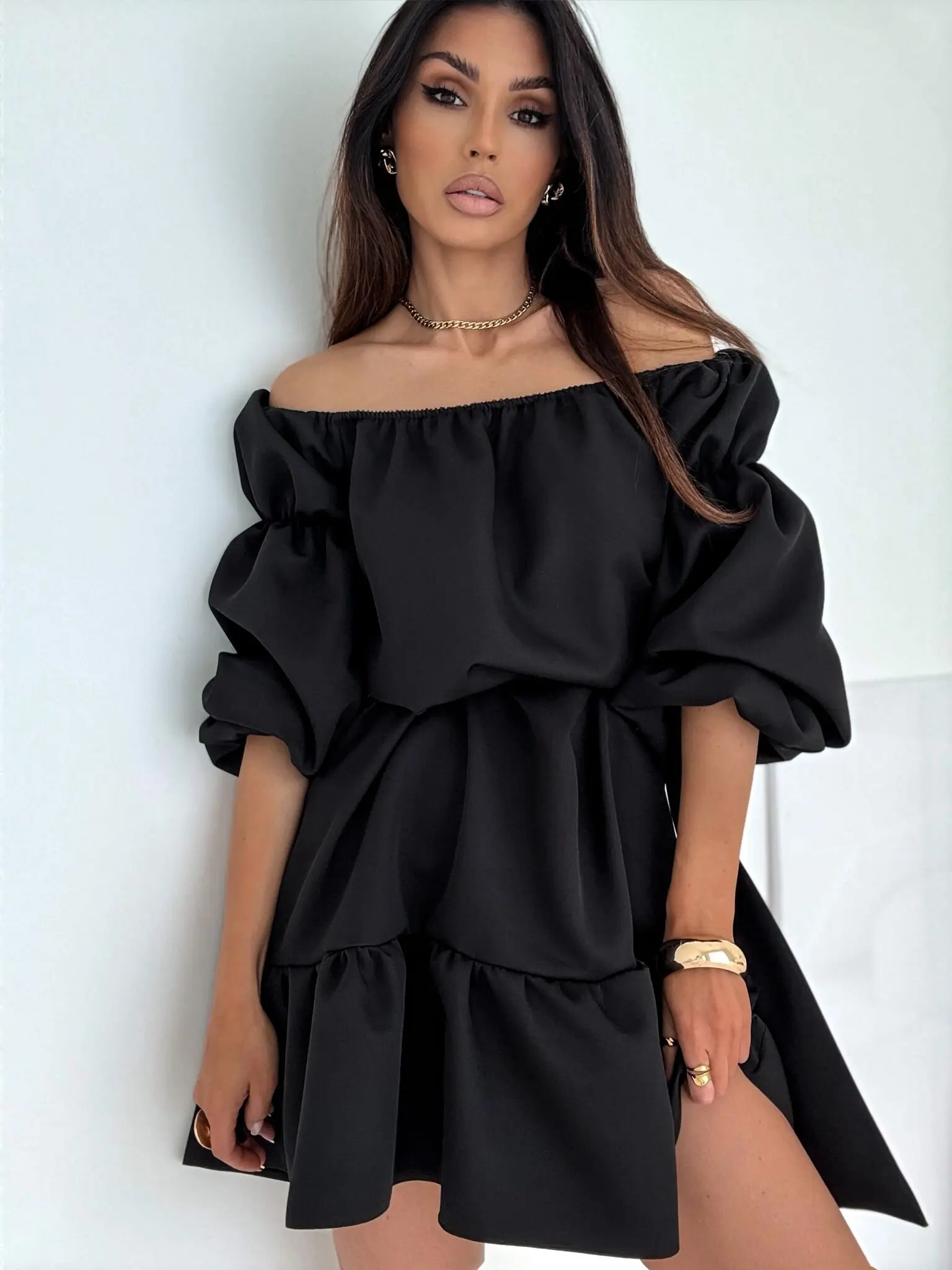 Schulterfreies Minikleid für Damen mit Puffärmeln, Rüschensaum und selbstbindender Taille für Sommerpartys