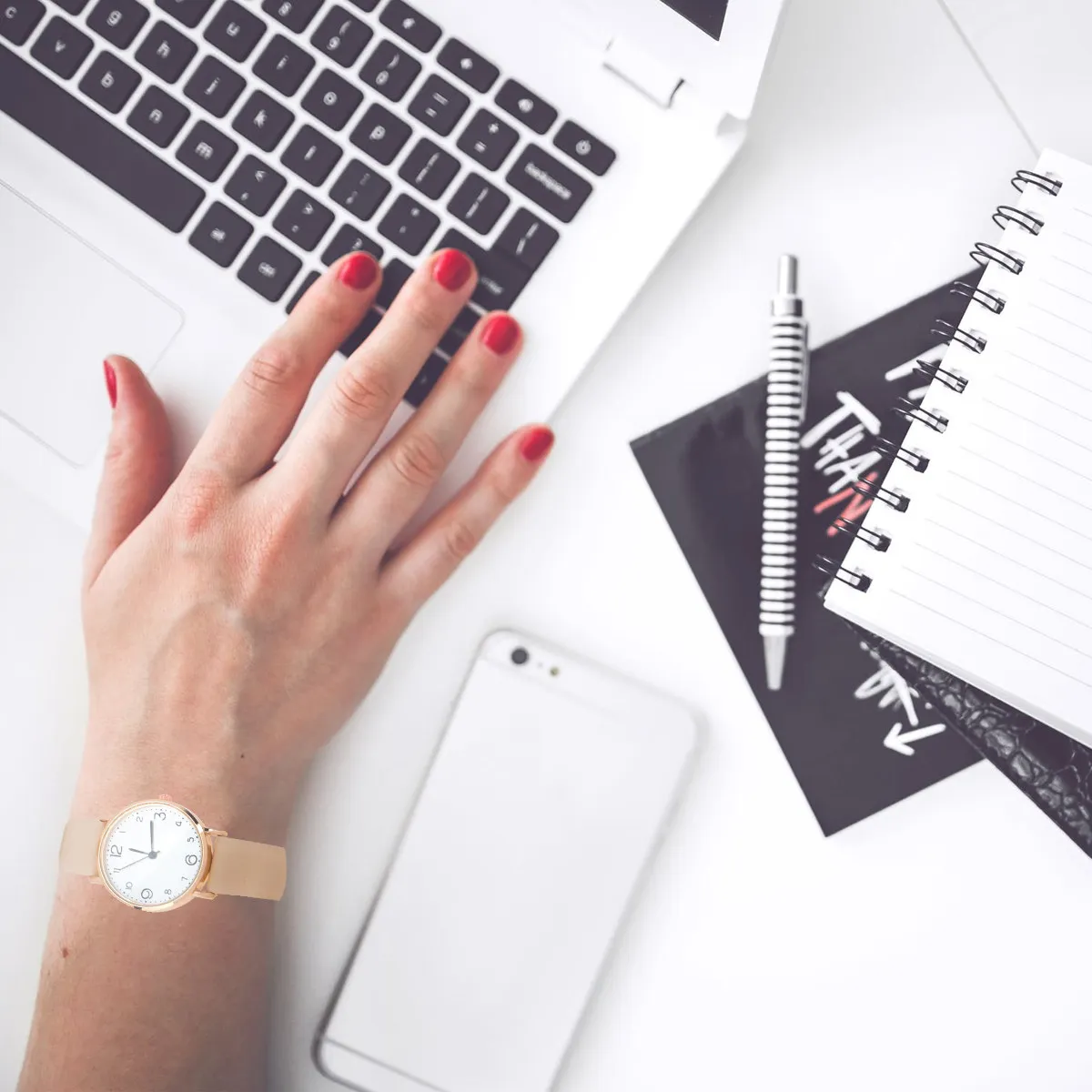 

Повседневные женские часы бежевого цвета, элегантные женские кварцевые часы с мягким ремешком из искусственной кожи, модный круглый циферблат, подходят для повседневного ношения, для подарка