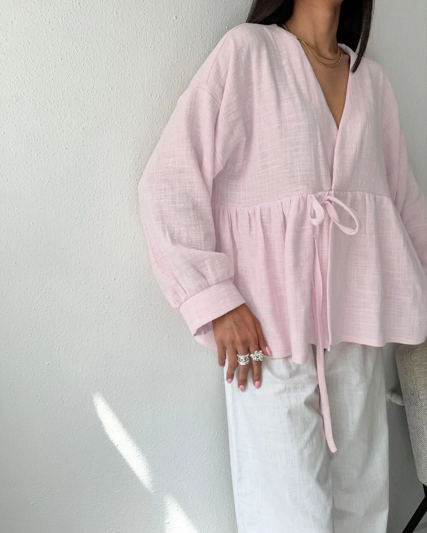 2025 가을 여성 셔츠 디자인 감각, 레이스업 롱 셔츠 슬리브, 세련된 출퇴근 스타일