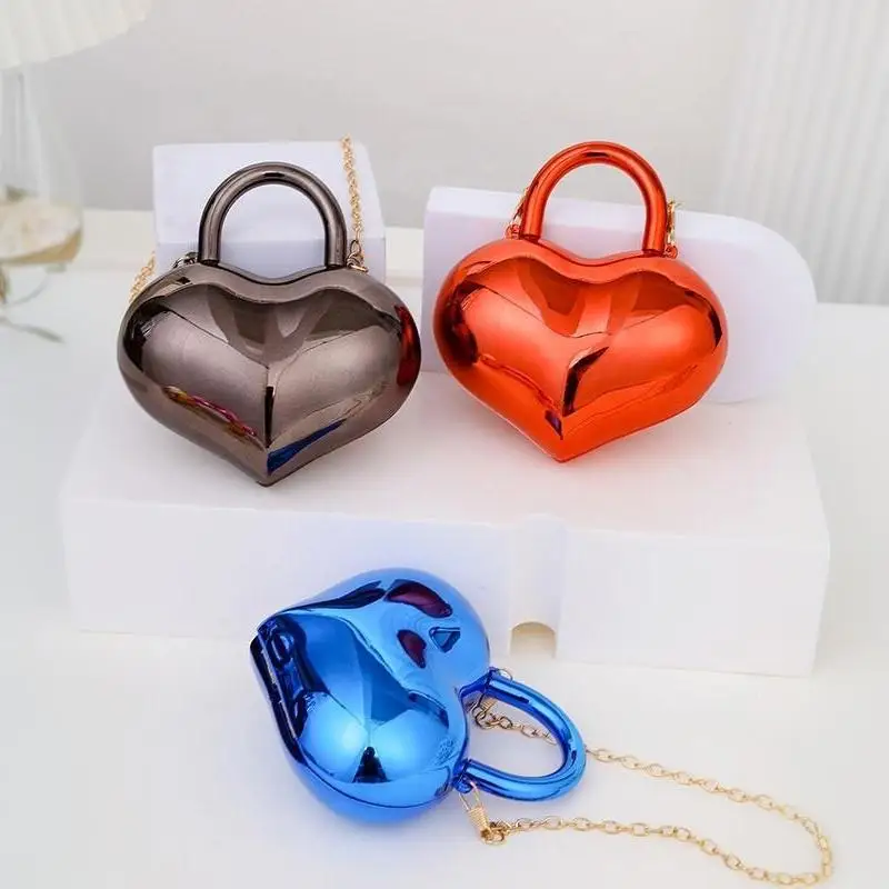 Metallische herzförmige Mini-Umhängetasche mit glänzendem Finish und abnehmbarem Kettenriemen, perfekt für Partys, Hochzeiten und Veranstaltungen. – Detail 4