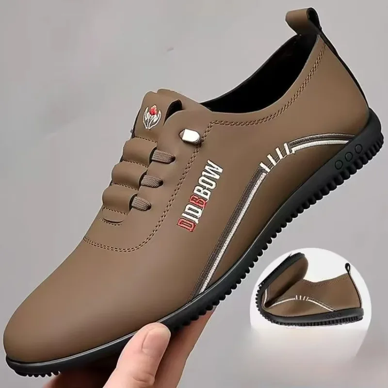 Chaussures en cuir rétro pour hommes été 2025 nouveaux mocassins légers pour hommes chaussures à pois britanniques mocassins pour hommes Tenis Masculino