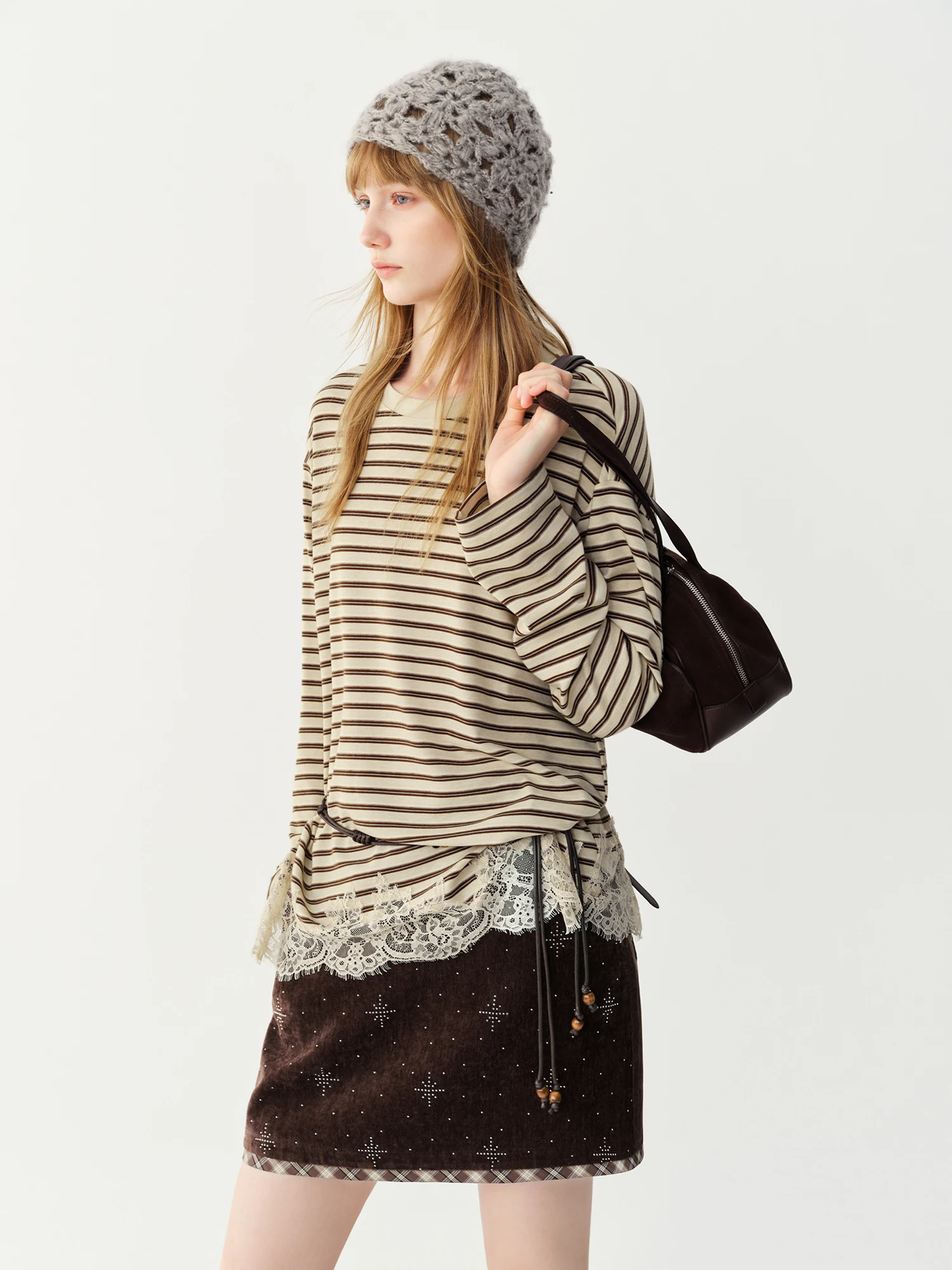 FSLE Gelb Gestreiftes Rundhals-T-Shirt mit Fallschulter und Spitze, Langarm, für Damen, Winter 2026, Neues Retro-Loose-Top – Detail 3