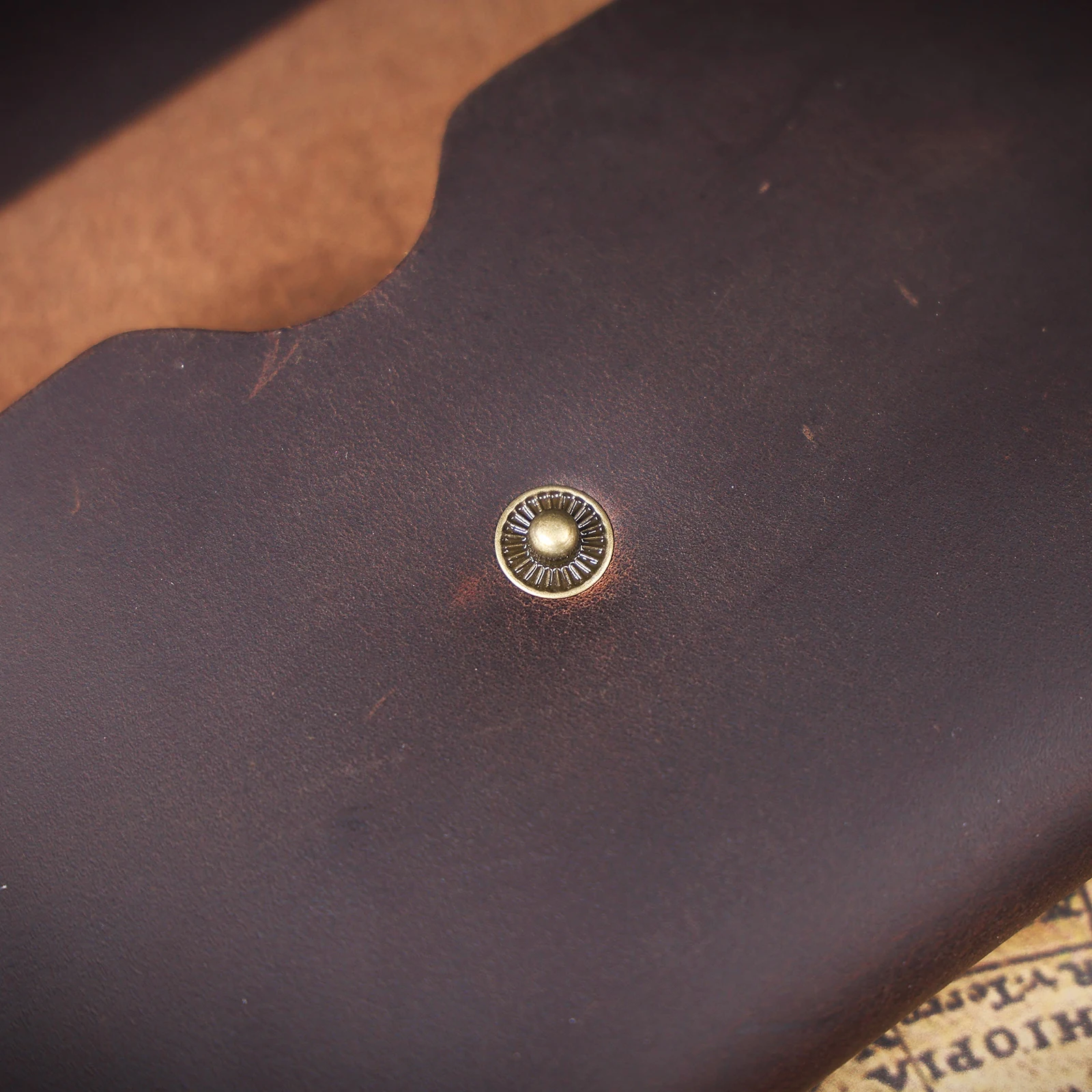 S.WORKER Vintage Echtleder-Clutch-Tasche Handgefertigte Herren-Langbörse für Handy, Bargeld und Karten. – Detail 10