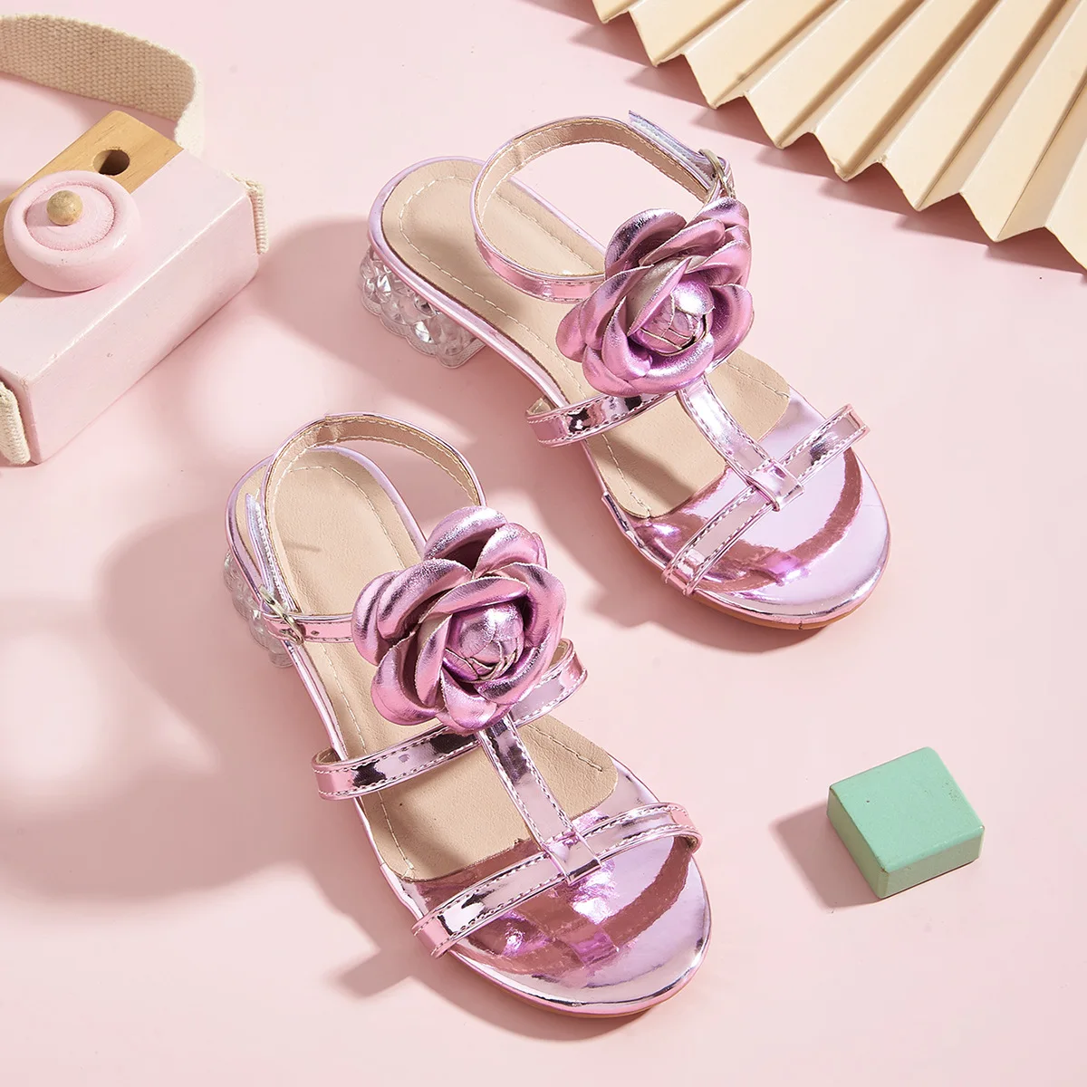 

Новинка лета 2026, уличные сандалии принцессы на высоком каблуке с кристаллами для девочек, модные детские туфли на толстом каблуке с большими цветами