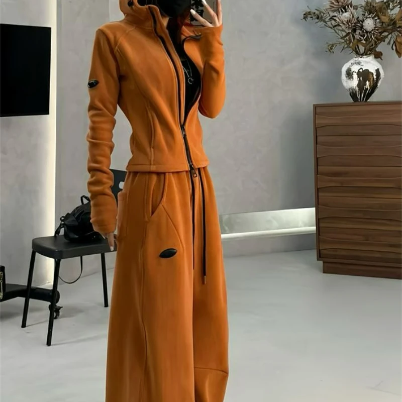 

Темпераментный спортивный костюм для похудения, женский зимний 2026, новая крутая однотонная куртка с капюшоном и плюшевыми широкими брюками, комплекты из двух предметов