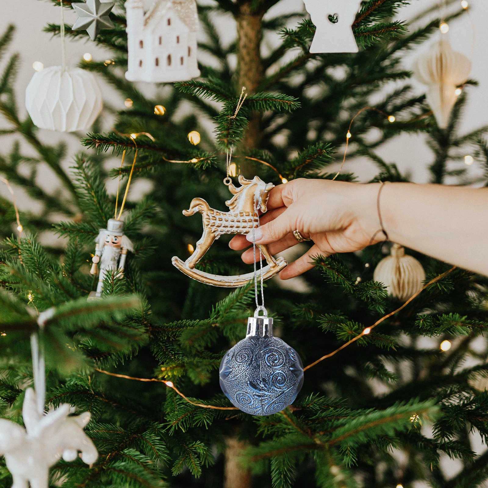

30pcs Christmas Hanging Decor Shiny Xmas Tree Ornament Festival Ball Pendant Christmas Scene Decoration Xmas Ball Decor Red