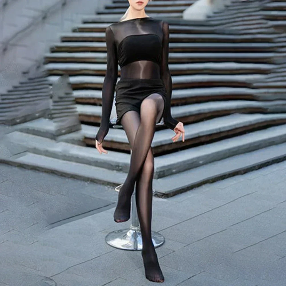 بدلة مثيرة حريرية لامعة مع أصابع للنساء ، جوارب طويلة شفافة من خلال