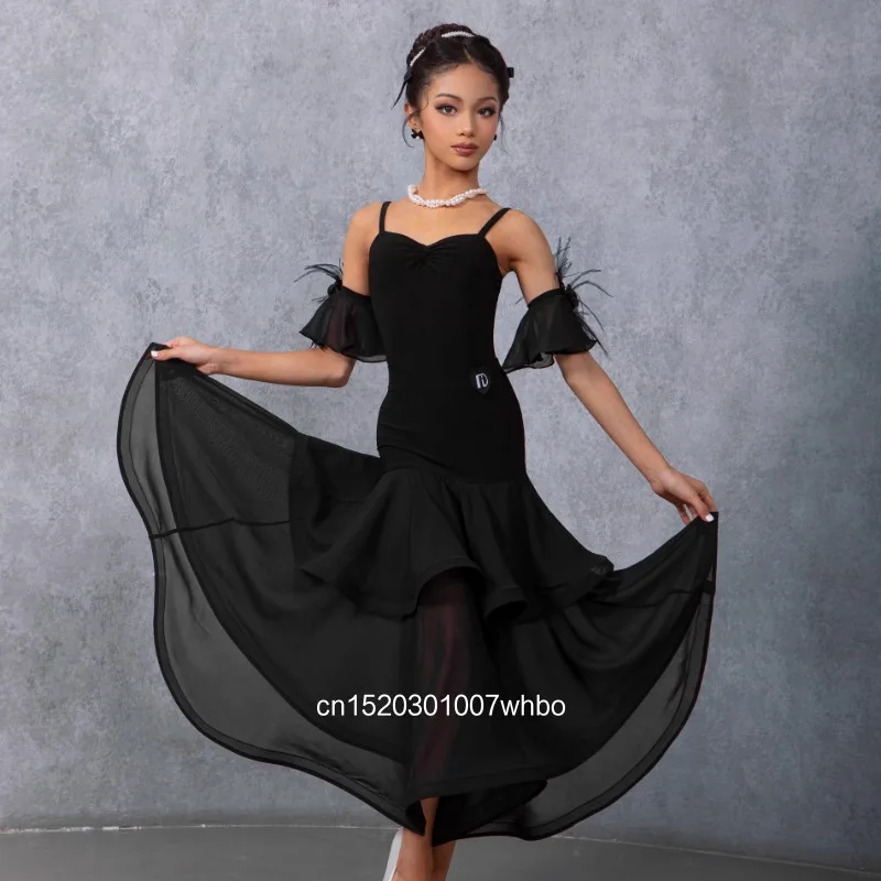 Pas een tweedelige set Latijnse moderne kunstexamendanskostuums aan, dubbellaagse grote schommelrok voor nationale standaarddans