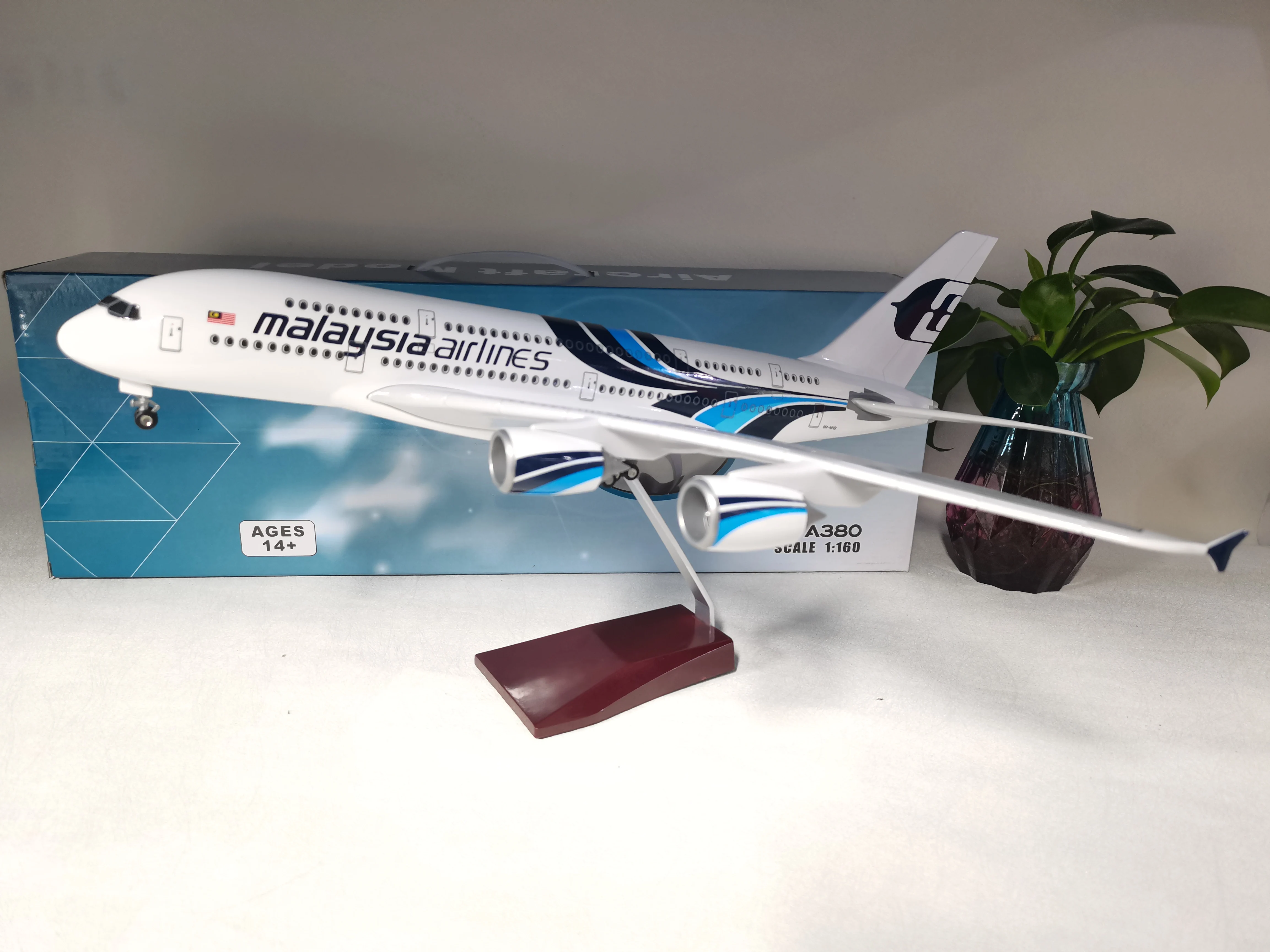 

Модель Airbus A380 46 см, высокая деталь, прецизионная работа, идеально подходит для коллекционеров, любителей авиации