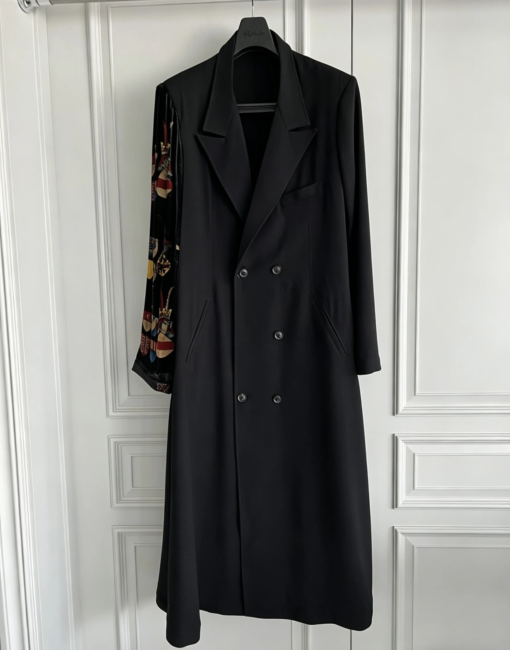 

Оригинальный дизайн TOP-YAMAMOTO имеет плиссированное бархатное пальто и тонкий плащ с принтом.