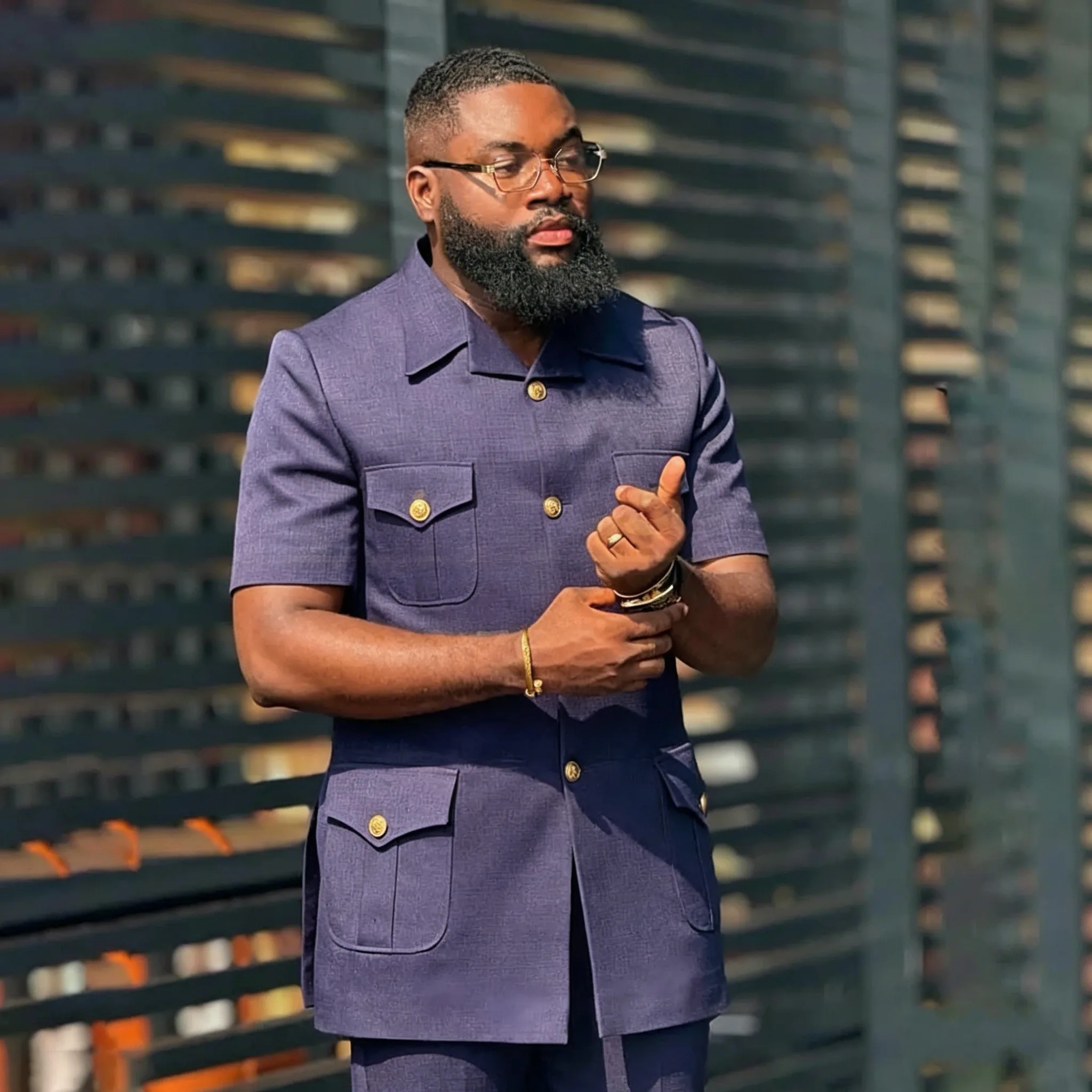 

Летний мужской костюм-двойка фиолетового цвета: пиджак и брюки с коротким рукавом, карманами, классический крой, смарт-кэжуал, на заказ