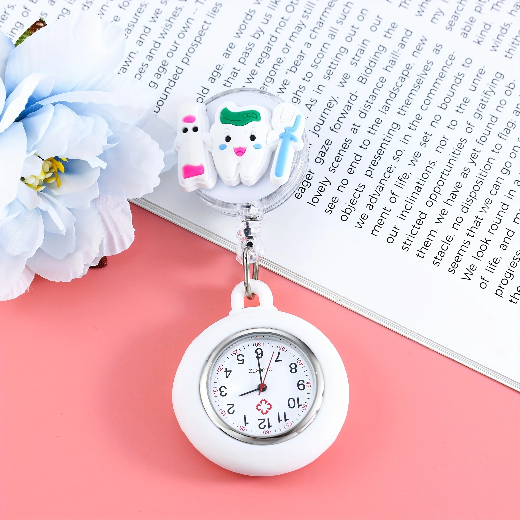 1 Stück neue Cartoon-Krankenschwesteruhr, einziehbare Krankenschwesteruhr, niedliche Brustuhr, medizinische Taschenuhr für Studentenprüfung