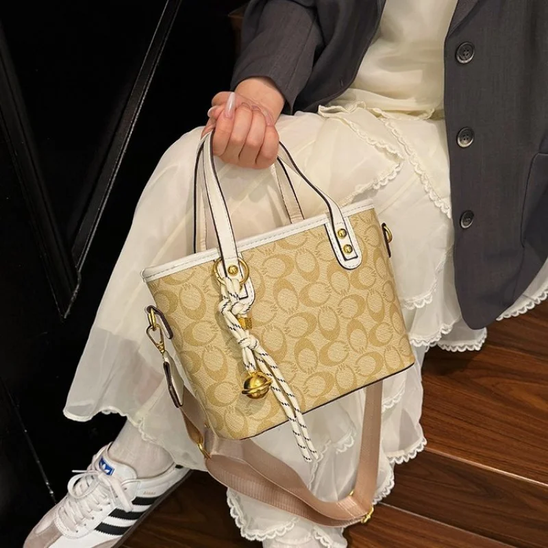 

Casual Fashionable Simple Mini Clutch Bag With Letter Logo For Women Leisure Trendy Stylish Everyday Use