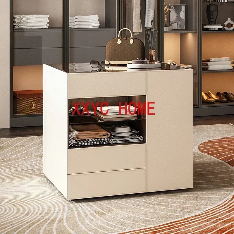 Небольшая квартира, спальня, напольная витрина, бытовой минималистичный комод для хранения вещей