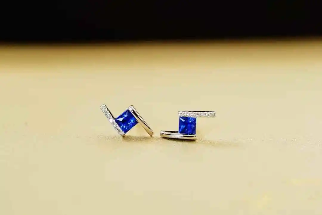 

Серьги-гвоздики с натуральным сапфиром, королевский синий, чистый и глубокий, золото 18 карат с бриллиантами, общая вес драгоценных камней: 0,5 карата.