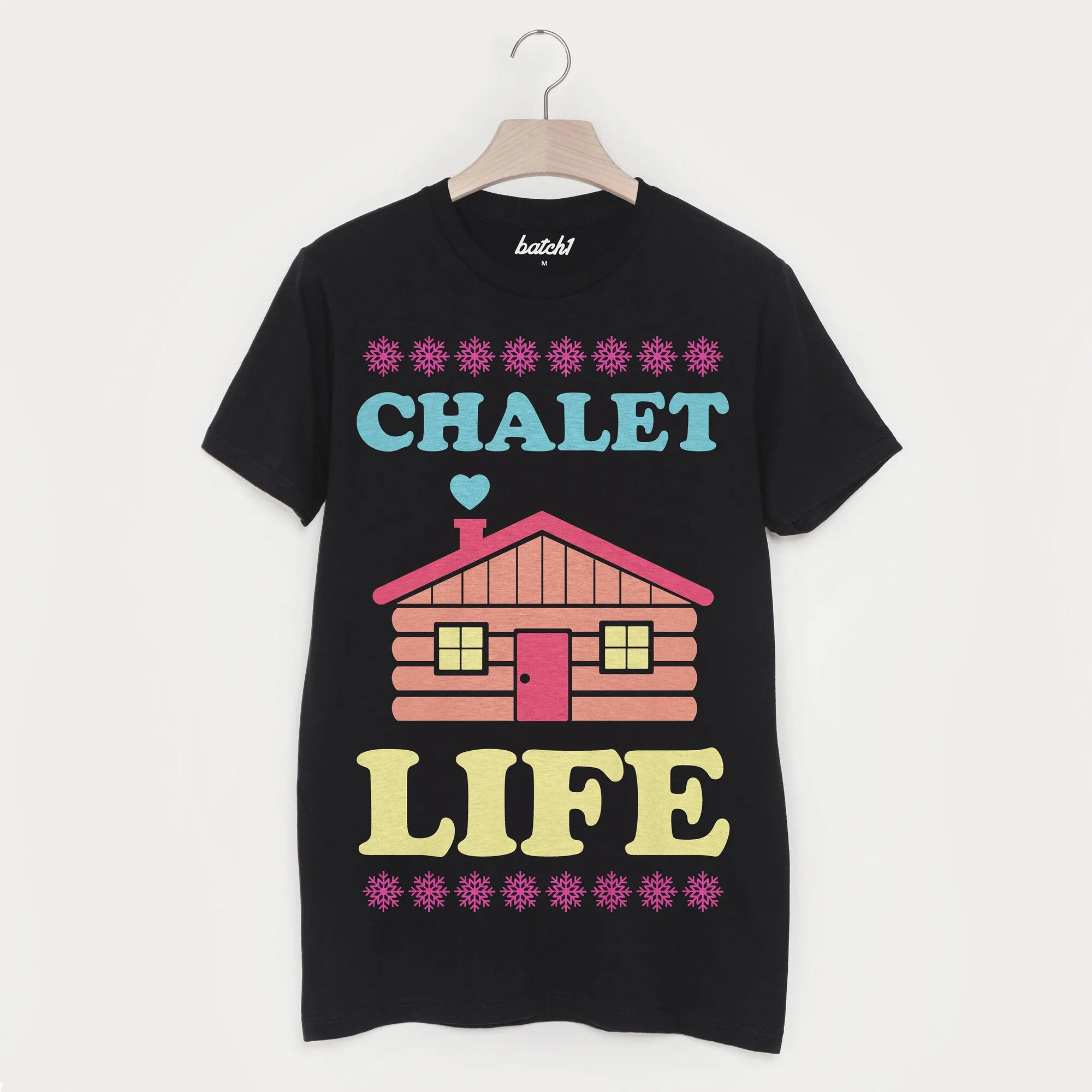 Chalet Life – Men’s Winter Retro Après Ski Snowboard Slogan T-Shirt