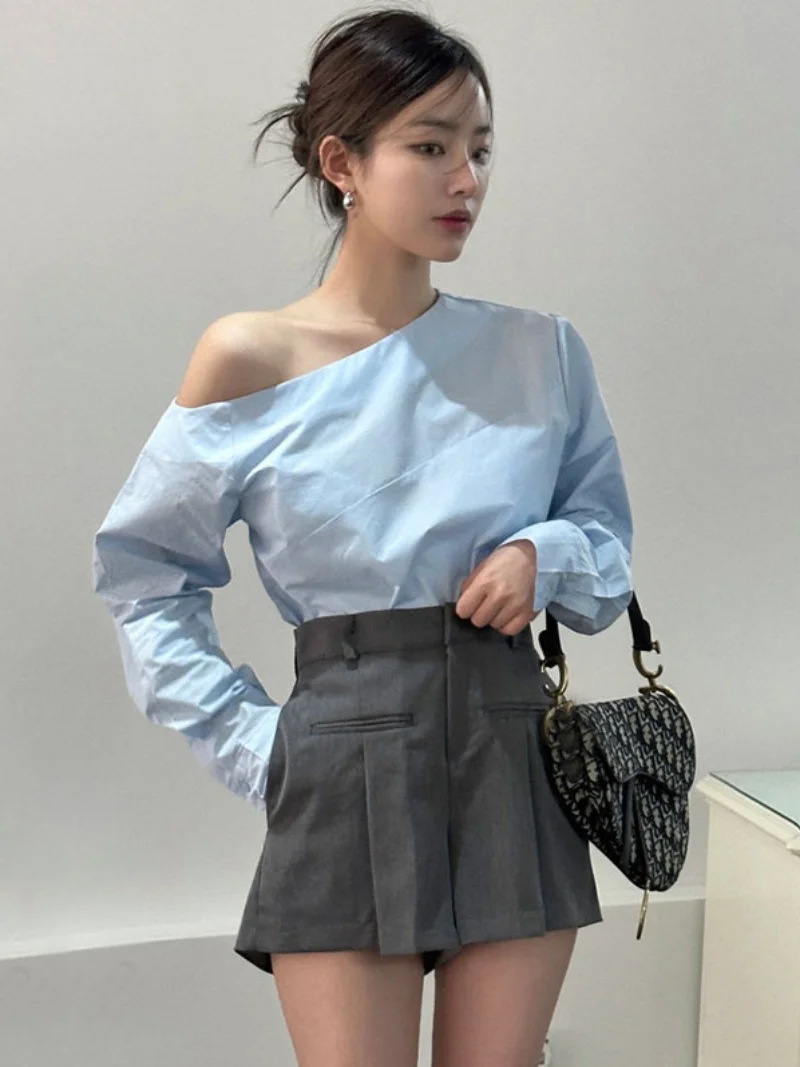 

Elegant White Long Sleeve Asymmetrical Shoulder Design Women's Shirt High Waist Slimming Short Pants Set Fashionable Ensemble