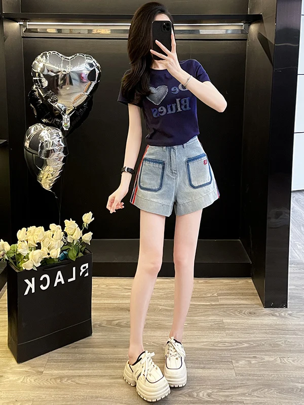 

Модный повседневный летний комплект: женская футболка с коротким рукавом и джинсовые шорты, молодежный дизайн с длиной до плеч