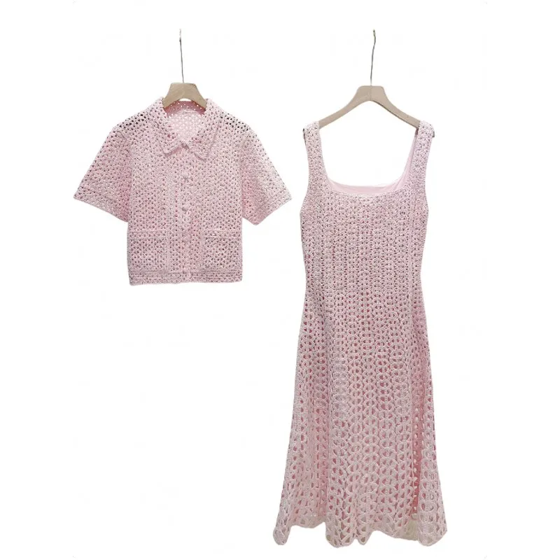 Sommerliches, elegantes Damen-Set mit Diamanten-Jacquardmuster, ausgeschnittenem, kurzärmeligem Strick-Cardigan, schmal geschnittenem Mantel und langem Kleid, zweiteilig.