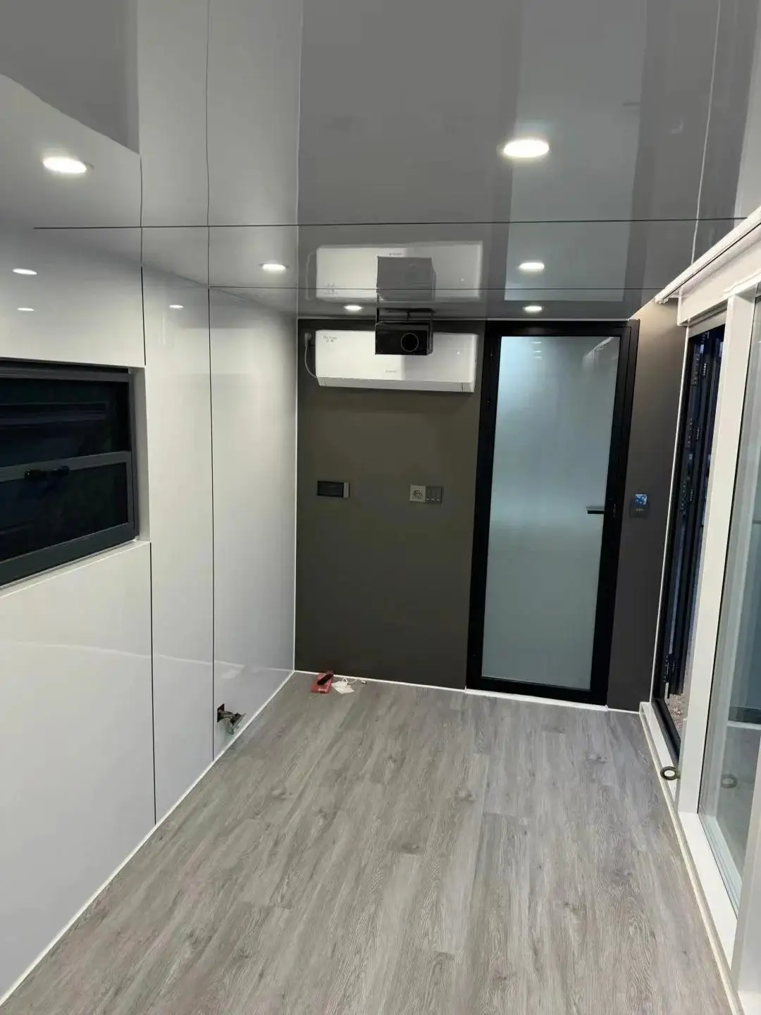 2025 جديد! كابينة حاوية فولاذية جاهزة للهاتف المحمول بطول 20 قدمًا و40 قدمًا مع تصميم كابينة أبل مثالية للمنزل والمكتب الجاهز