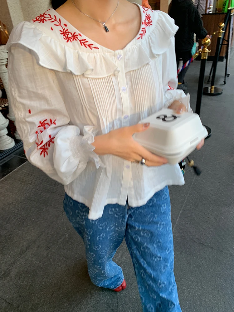 

White Embroidered Loose Long Sve irt Women's Spring 2024 Faion Small Batch Top Cotton French Sle V-ne Button Closure