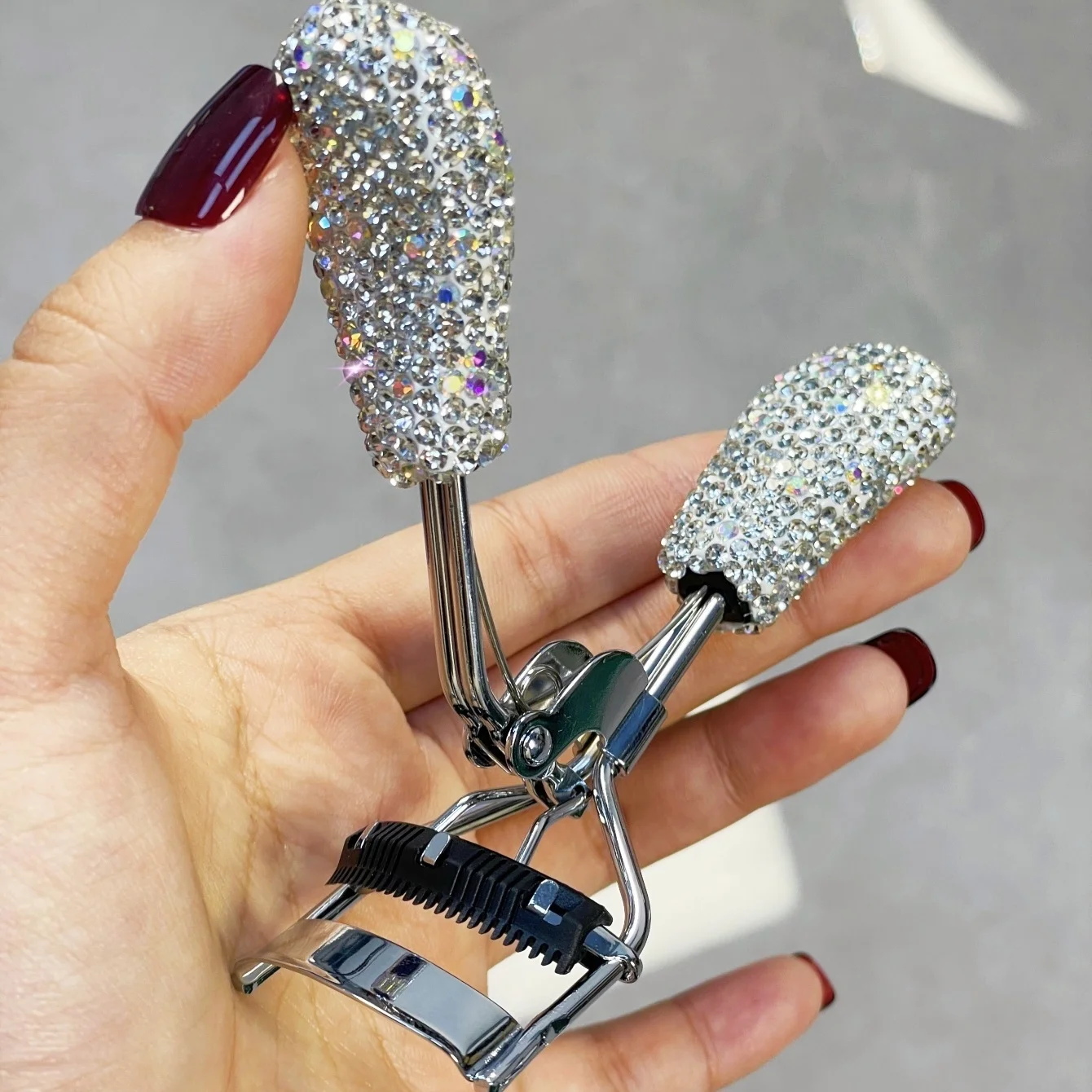 Toothed comb eyelash curler with high beauty and sparkling artificial diamond eye makeup assistant, wide-angle eyelash curler