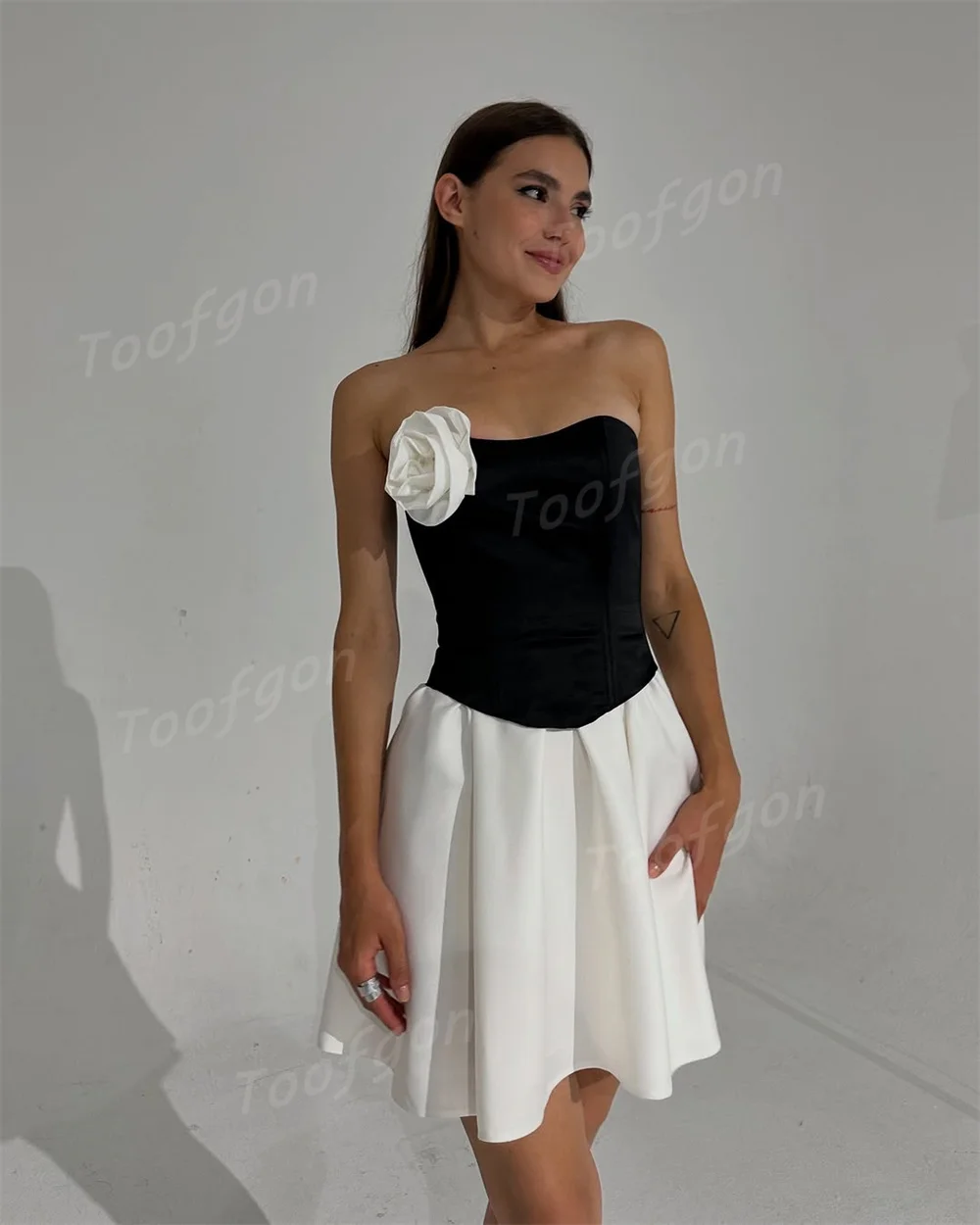 Toofgon Satin A-Linie Kurze Abendkleider Maßgeschneidertes trägerloses Mini-Abschlussballkleid Schwarz Weiß Outfit Formelles Geburtstagspartykleid