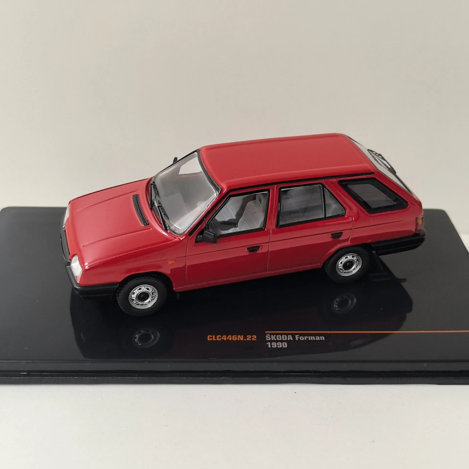 

Diecast IXO 1/43 Scale SKODA FORMAN 1990 Blue Flag Alloy Car Model Collectible Toy Gift Souvenir Display Ornament