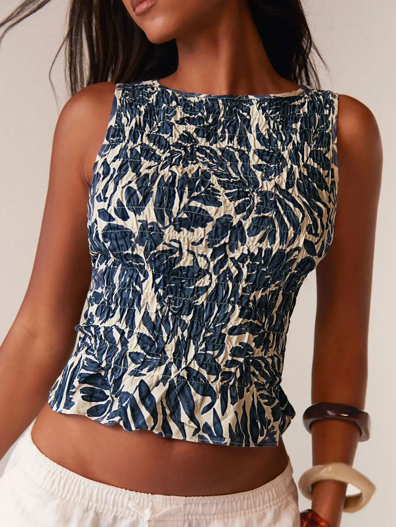 

Женский укороченный топ с цветочным принтом и сборками, без рукавов, летняя блузка