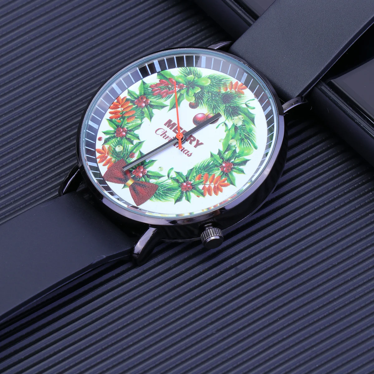 

Christmas Wreath Design Watch Unisex Simple Elegant Quartz Watch with Adjustable Band Perfect Gift for Birthday New Year