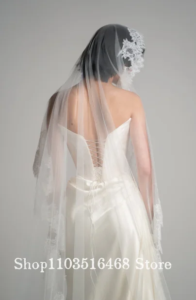 Cremefarbenes Brautkleid in Creme mit drapiertem Satinrock, baskische Taille, bodenlanges Brautkleid mit Schleppe, individuell gestaltet