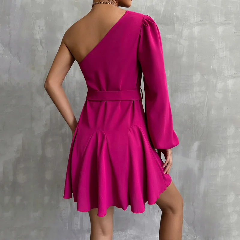 Vestido de festa em linha A aberto com mangas oblíquas, cinto justo, vestido curto de baile, rosa vermelha, moda grande