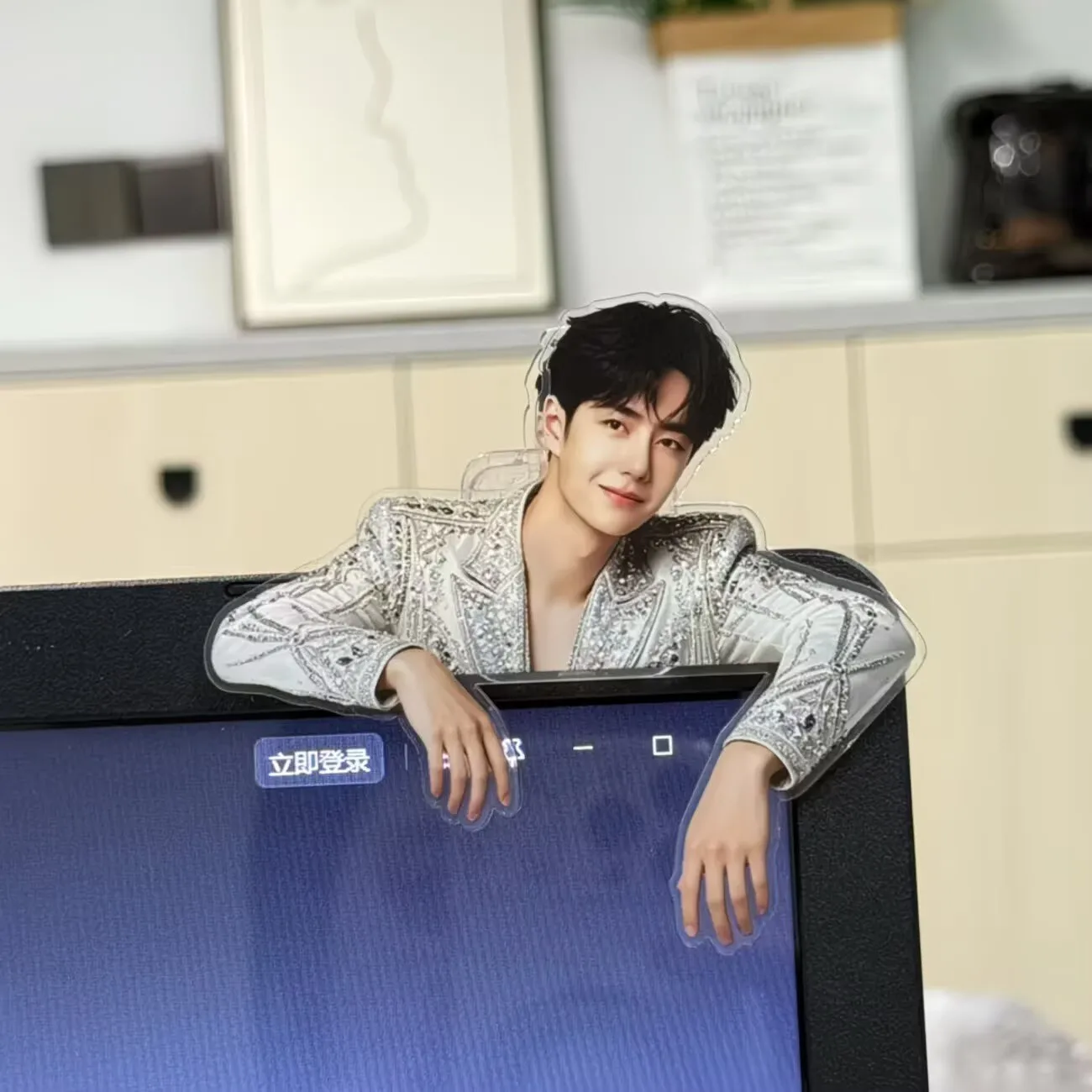 Wang Yibo, a celebrity, holds onto a computer screen, displays, ornaments, office supplies, chasing stars, peripheral support view 3