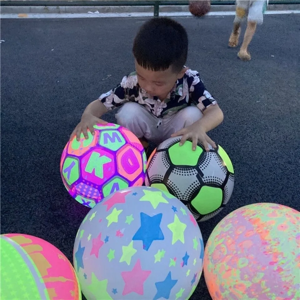ลูกบอลของเล่นเด็ก PVC ขนาด 20 ซม. ลูกฟุตบอลเรืองแสง ของเล่นกลางแจ้ง เรืองแสงในที่มืด ลูกบอลเป่าลมมีไฟ LED ลูกบอลกีฬาเรืองแสงสำหรับเล่นชายหาด
