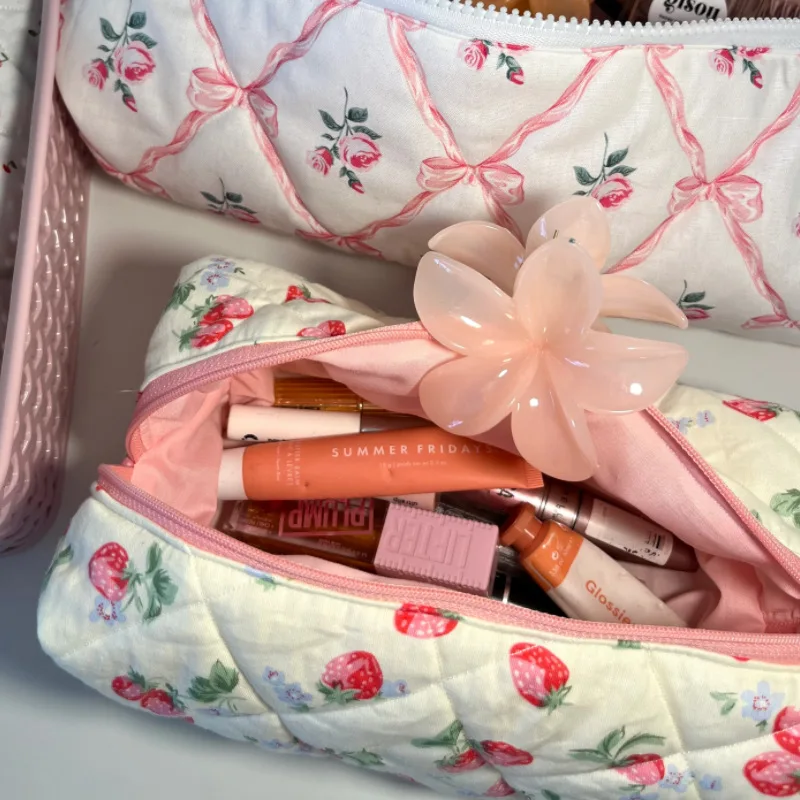 Ladies Nice Cosmetic Bag Korean Version Strawberry Makeup Bag Travel Carrying Big Bag Sweet Girly Style  Fashion Kawaii Hand Bag
