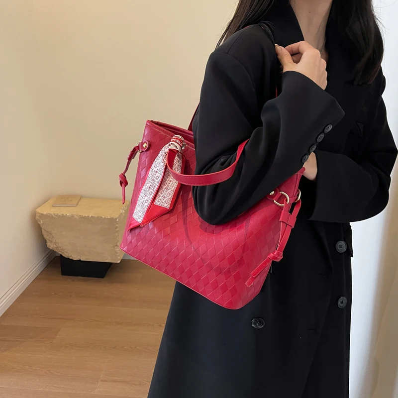 2024 New Women\'s Bag Fashion Trend Shoulder Bag Leisure Commuter Handbag Minimalist Design Red Large Capacity  New Year 가방