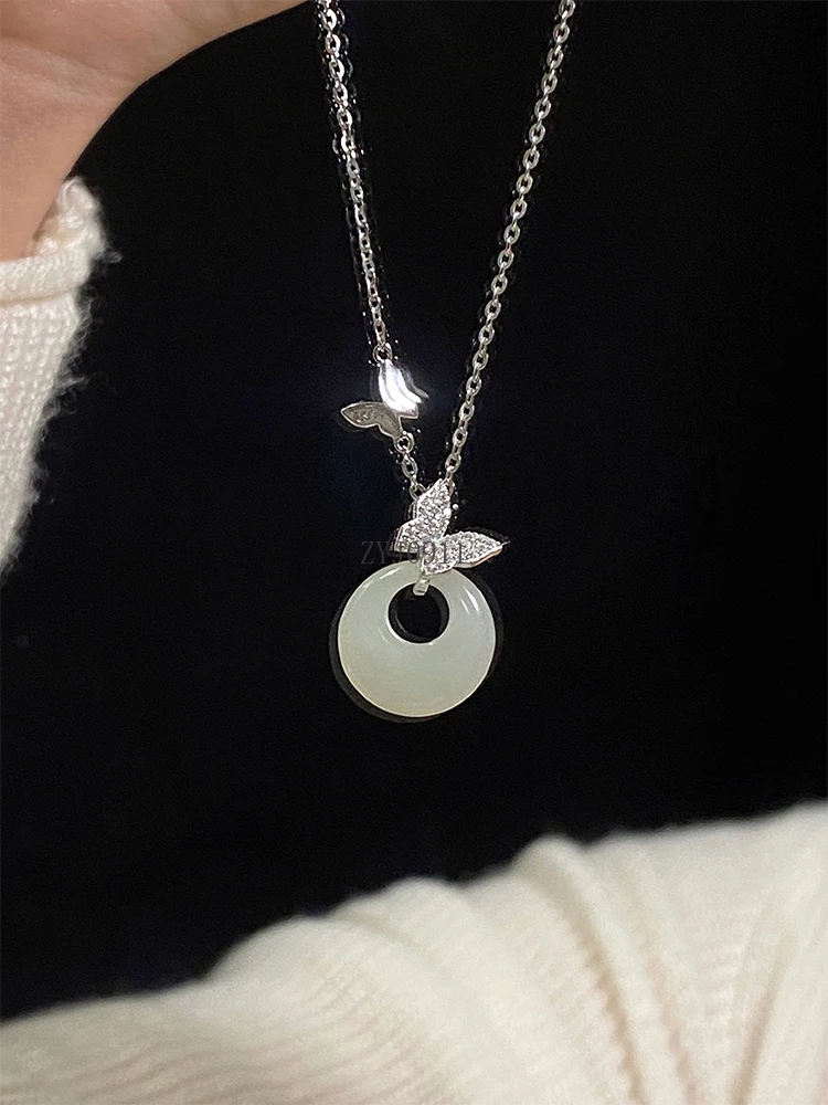 Gesper pengaman kupu-kupu perak murni kalung liontin giok Hetian alami hadiah perhiasan rantai tulang selangka mewah ringan wanita