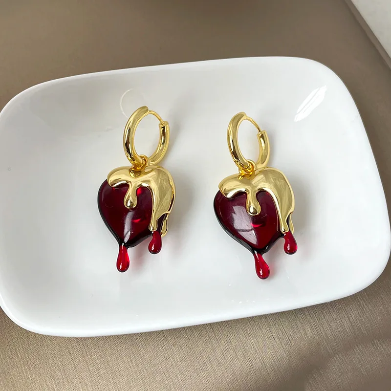 Pendientes de corazón Irregular para niña, joyería delicada, pendientes de gota de resina roja, temperamento Vintage, regalos para mujer, nueva