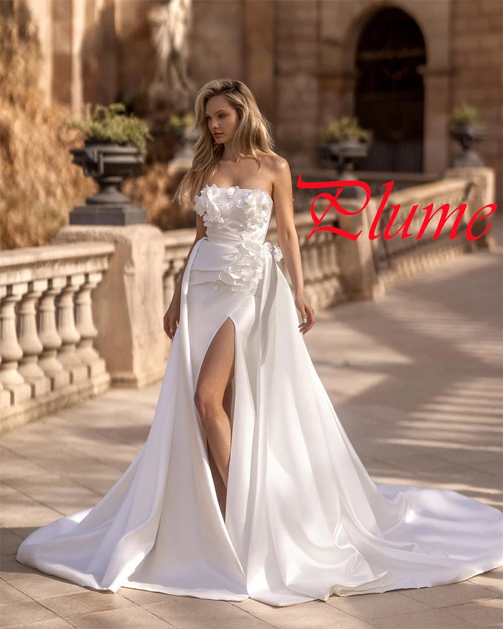 ที่กําหนดเองประณีตสีขาวซาตินชุดเจ้าสาวอารมณ์ Strapless Appliques ชุดแต่งงาน Chapel Train Lace Up กลับชุด