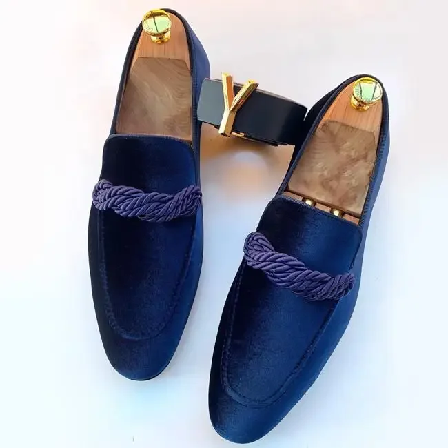 Fashionable Men Loafers Classic British Style Suede Deerskin Casual Dress Brooch Twisted Personality Small Leather Shoes 2024