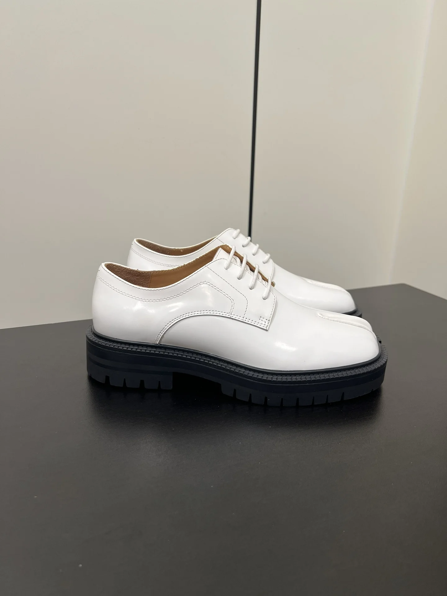 Scarpe derby stringate Tabi da donna bianche con punta divisa