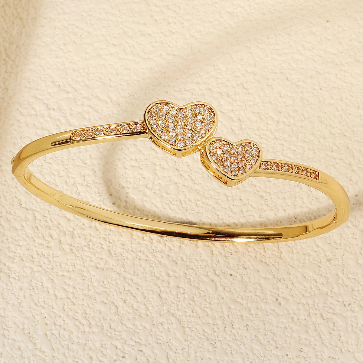 Squisito cuore in rame con zirconi Bracciale da donna Bracciale aperto con strass fatto a mano alla moda Bracciale a mano con gioielli da festa