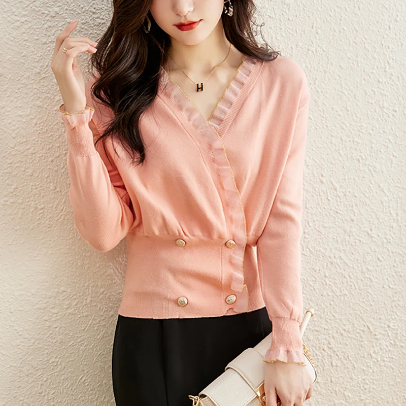 

Женский свитер с V-образным вырезом